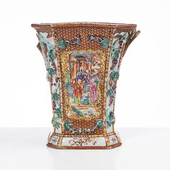 Tulpanvas, porslin, s.k. 'Rockefeller-pattern', Qingdynastin, Qianlong (1736-95).rockefeller.