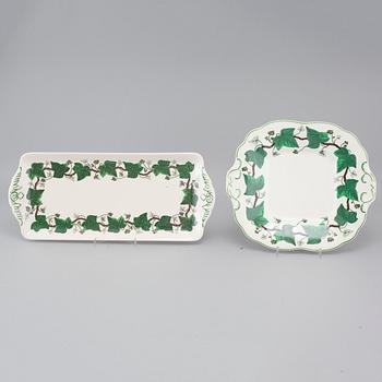 17 pieces of porcelain tableware from Wedgewood, model "Napoleon Ivy", 20th century.