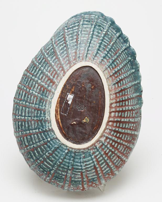 A Gunnar Nylund stoneware bowl in the shape of a seashell, Rörstrand.