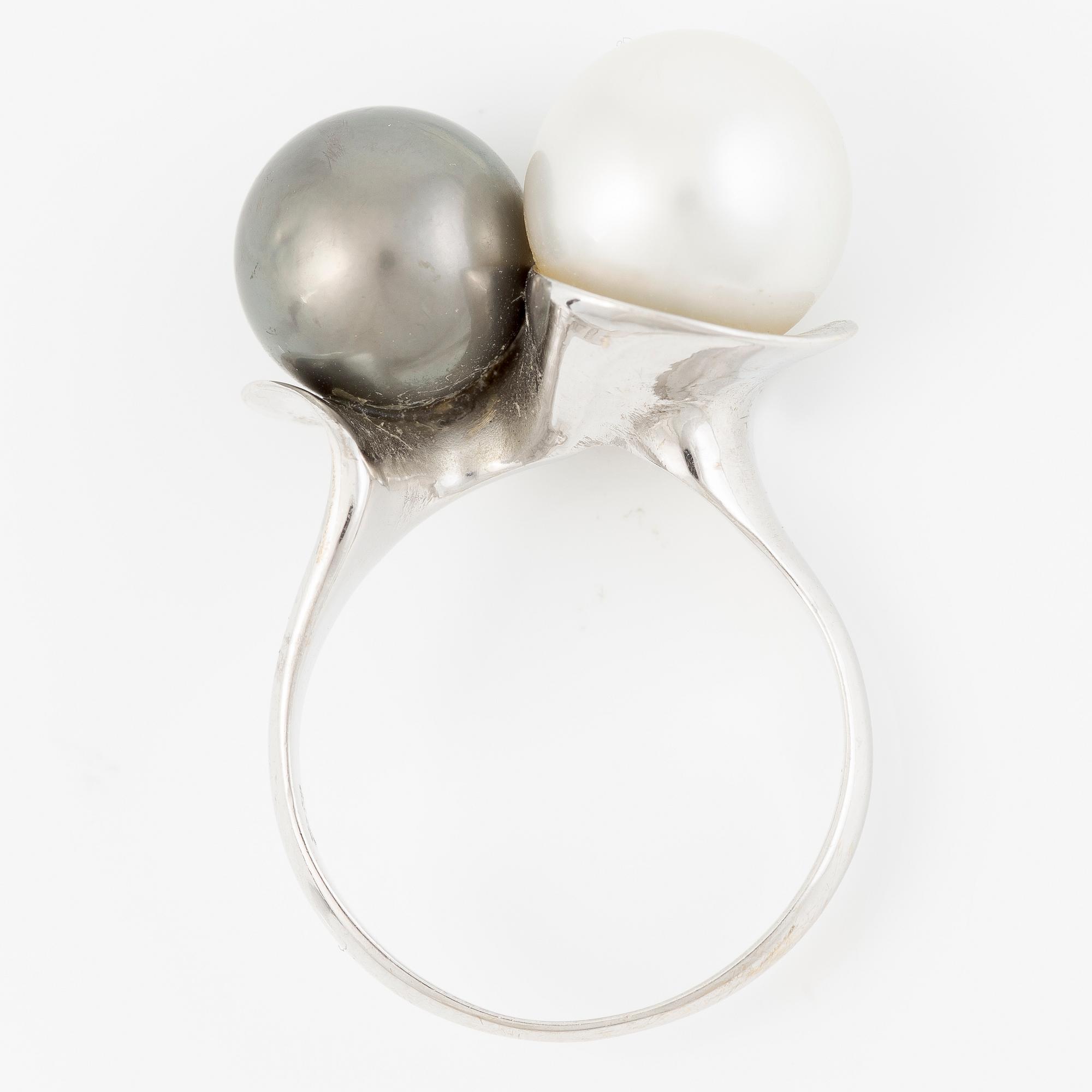 Ring 18K guld med odlade pärlor.