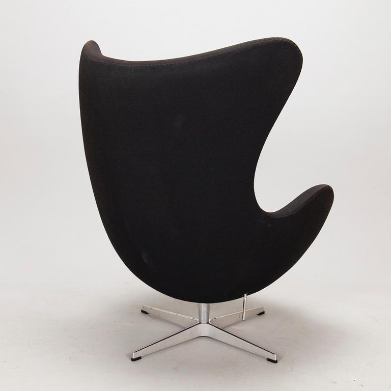 Arne Jacobsen, nojatuoli ja rahi "Ägget" Fritz Hansen 2012 ja 2022.