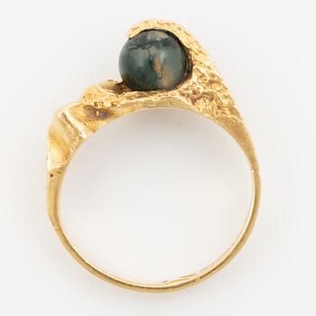 Björn Weckström, ring, 18K guld med grön sten sannolikt mossagat, för Lapponia, Finland.