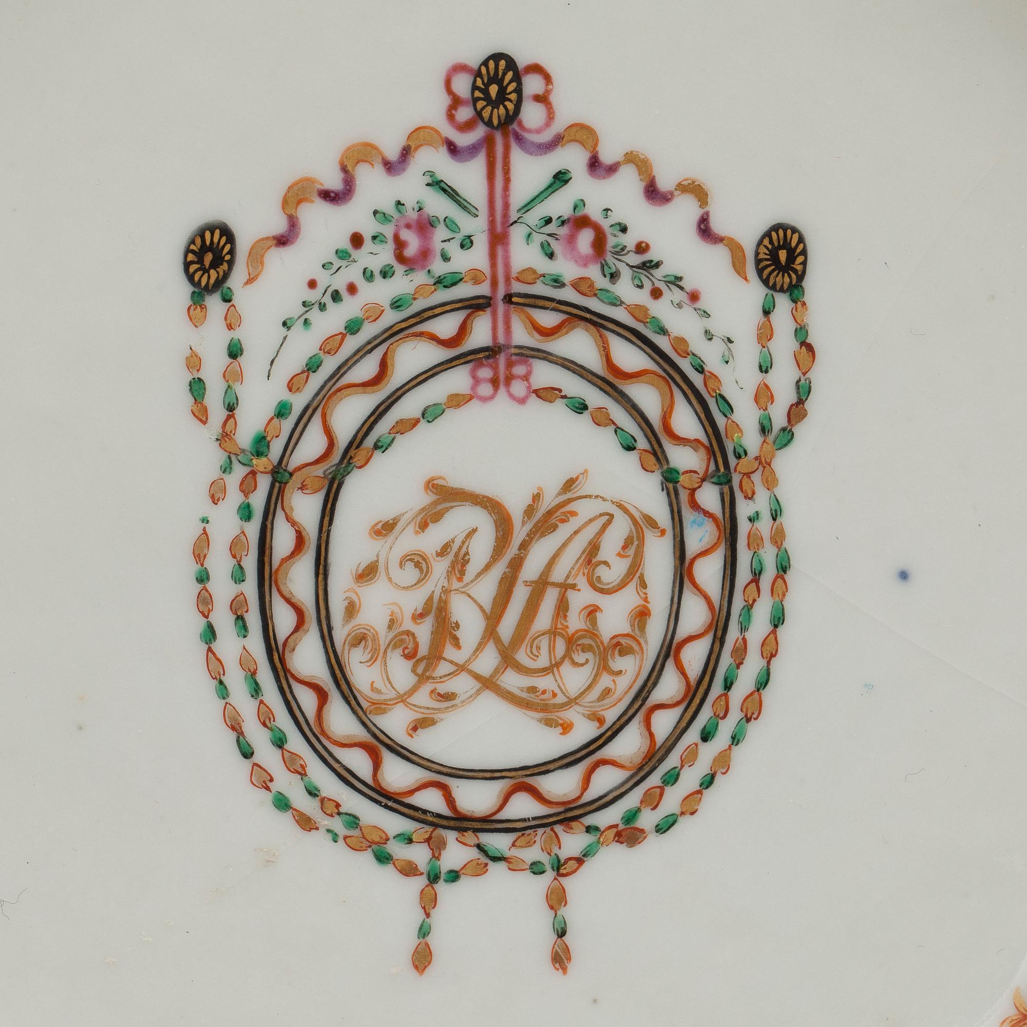 GALLERSKÅLAR, ett par MED FAT RESPEKTIVE TALLRIK, porslin, Qianlong, Kina 1700-tal.