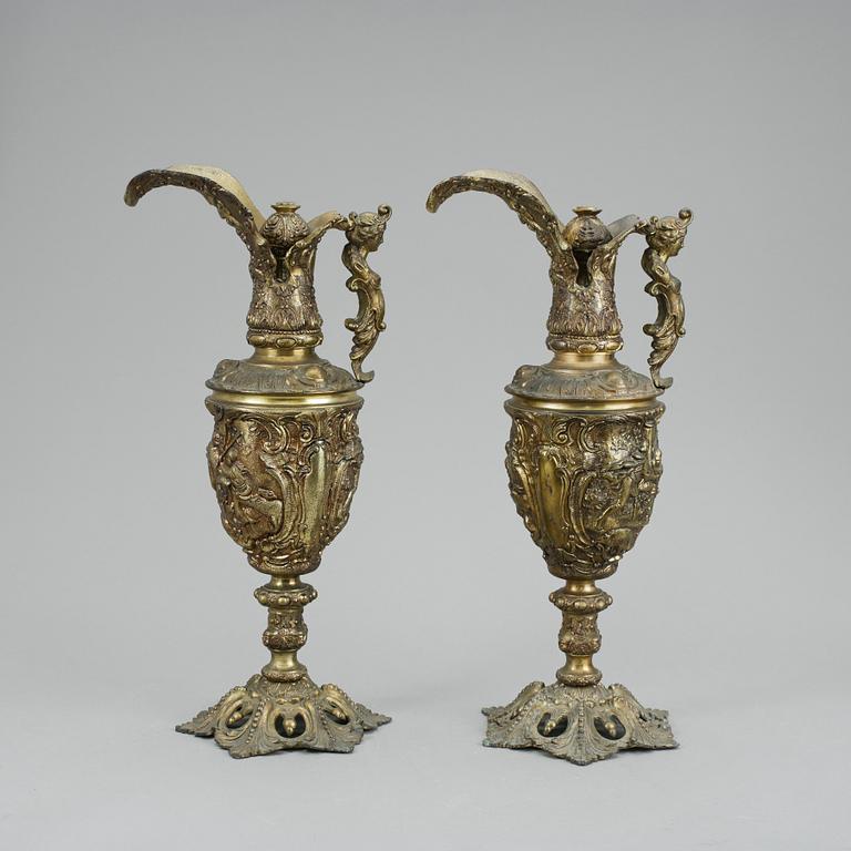 DEKORATIONSURNOR, ett par, gulmetall, Spanien, 1900-tal.