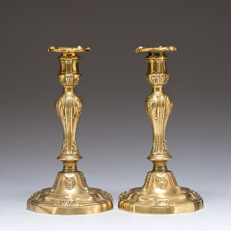LJUSSTAKAR, ett par, mässing. Louis XV, 1700-tal.