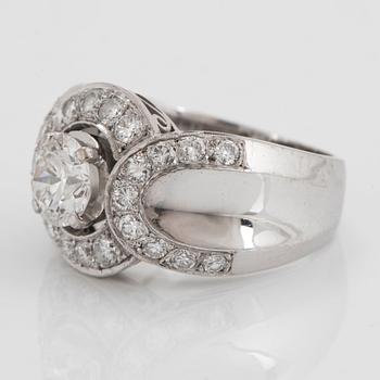 Ring 18K vitguld med runda briljantslipade diamanter totalvikt ca 1.50 ct.