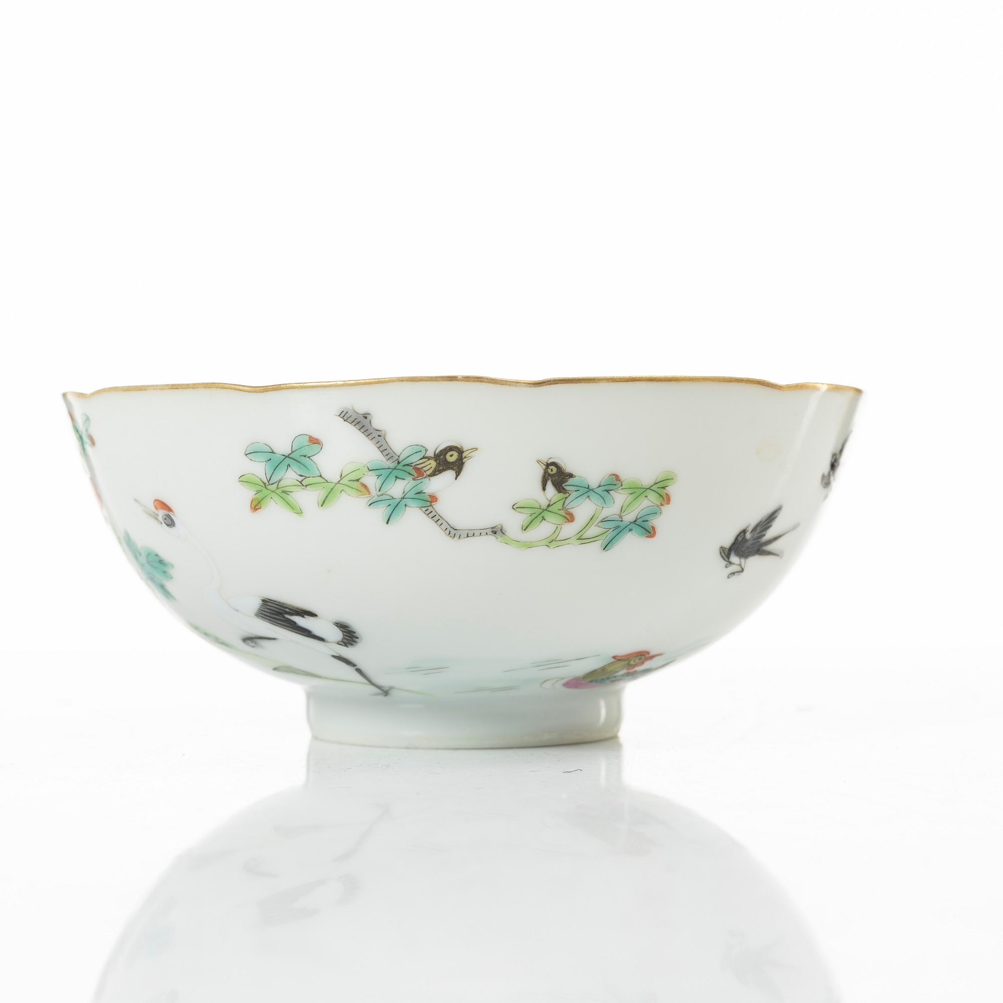 Skålar, tre stycken, samt litet blåvitt ytterfoder och lackask, porslin, Qingdynastin, 1800-tal.