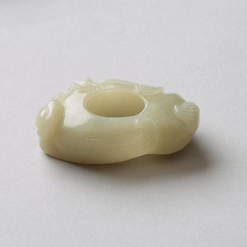 Two carved brush washers in nephrite and calcedon, Qing dynasty (1664-1912).
