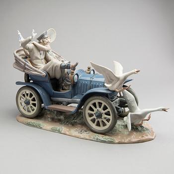 LLADRO, figurgrupp, no 821, bil och fåglar, Spanien, dekor av Ruiz, 1900-talets slut.