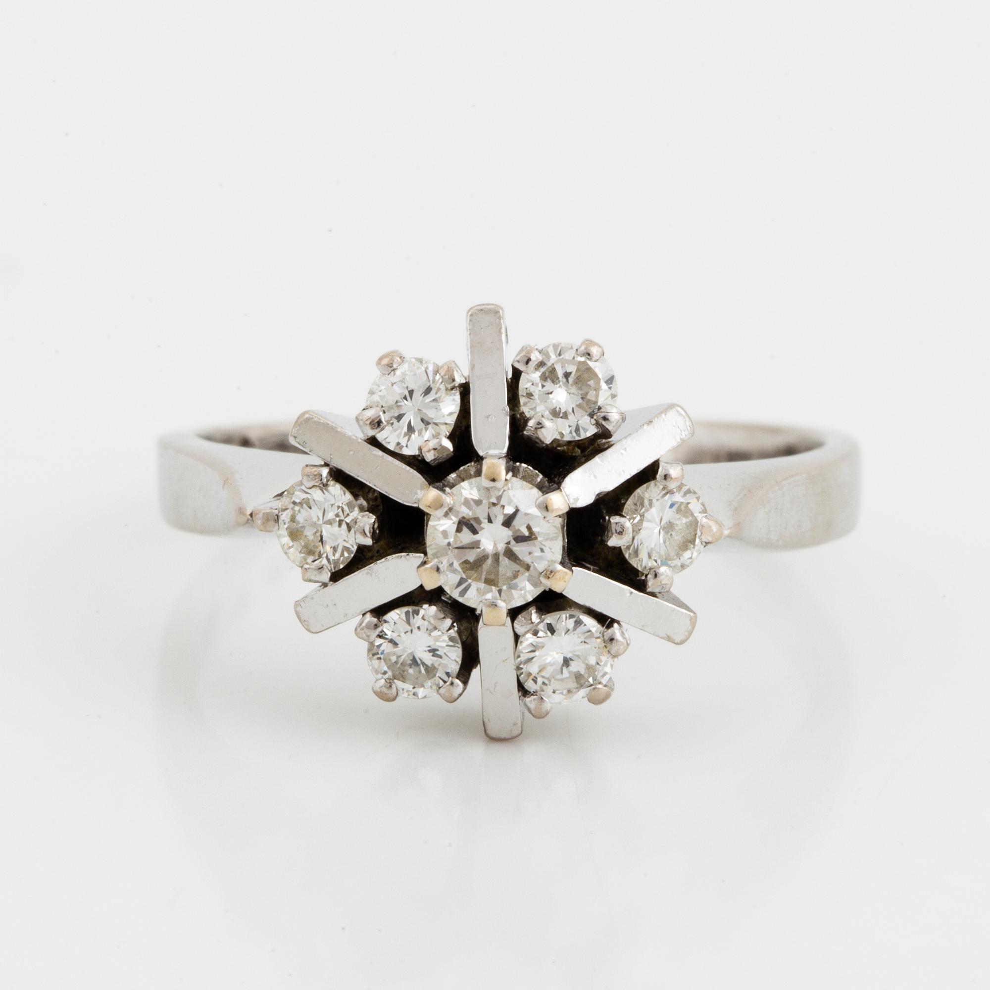RING, med briljantslipade diamanter.