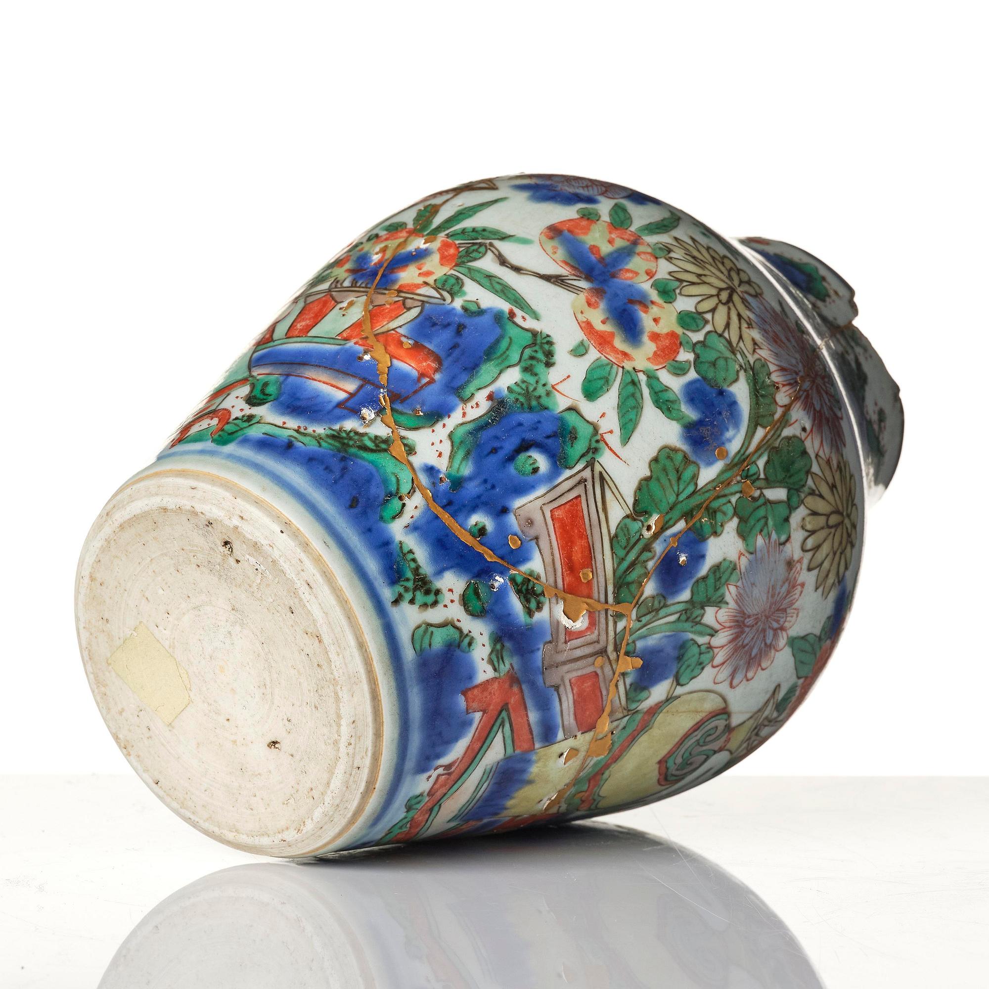 A wucai Transitional vase, 17th century.