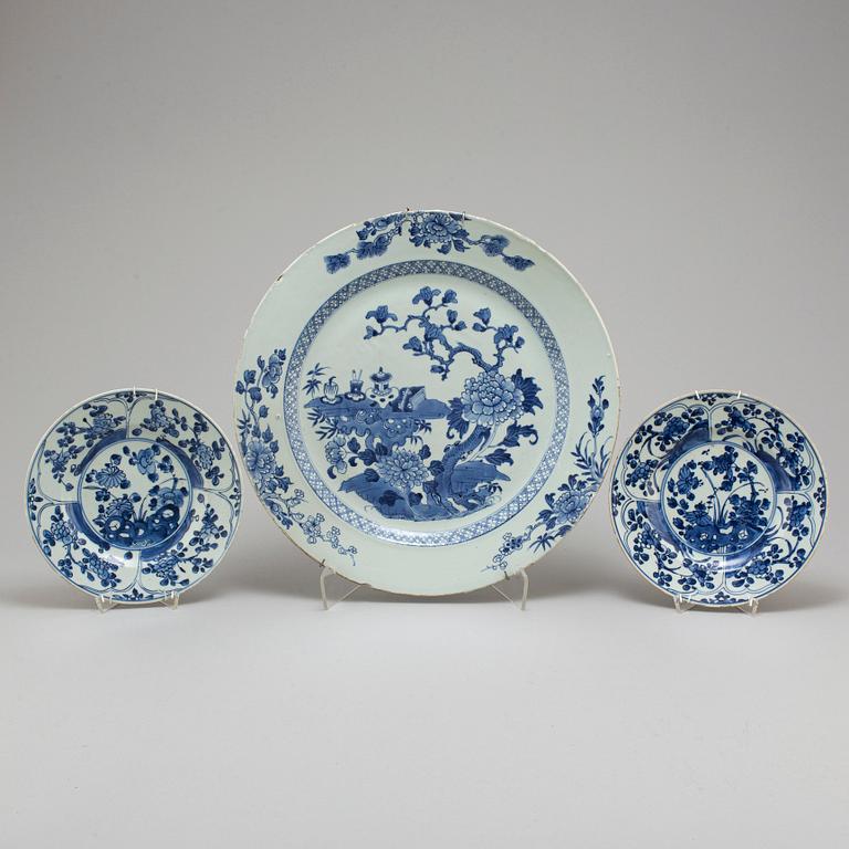 FAT samt TALLRIKAR, ett par, kompaniporslin. Qingdynastin, Qianlong (1736-95).