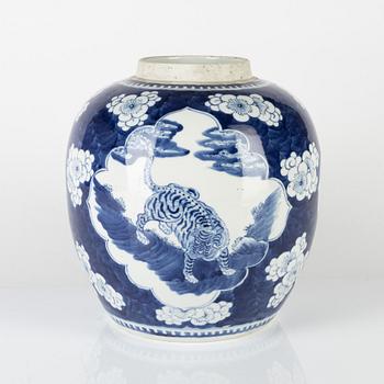 A blue and white Chinese jar, late Qing/around 1900.