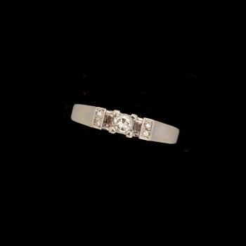 RING, 18k vitguld med briljantslipad diamant samt åttkantslipade diamanter, totalt ca 0,18 ct. Vikt ca 2 g.
