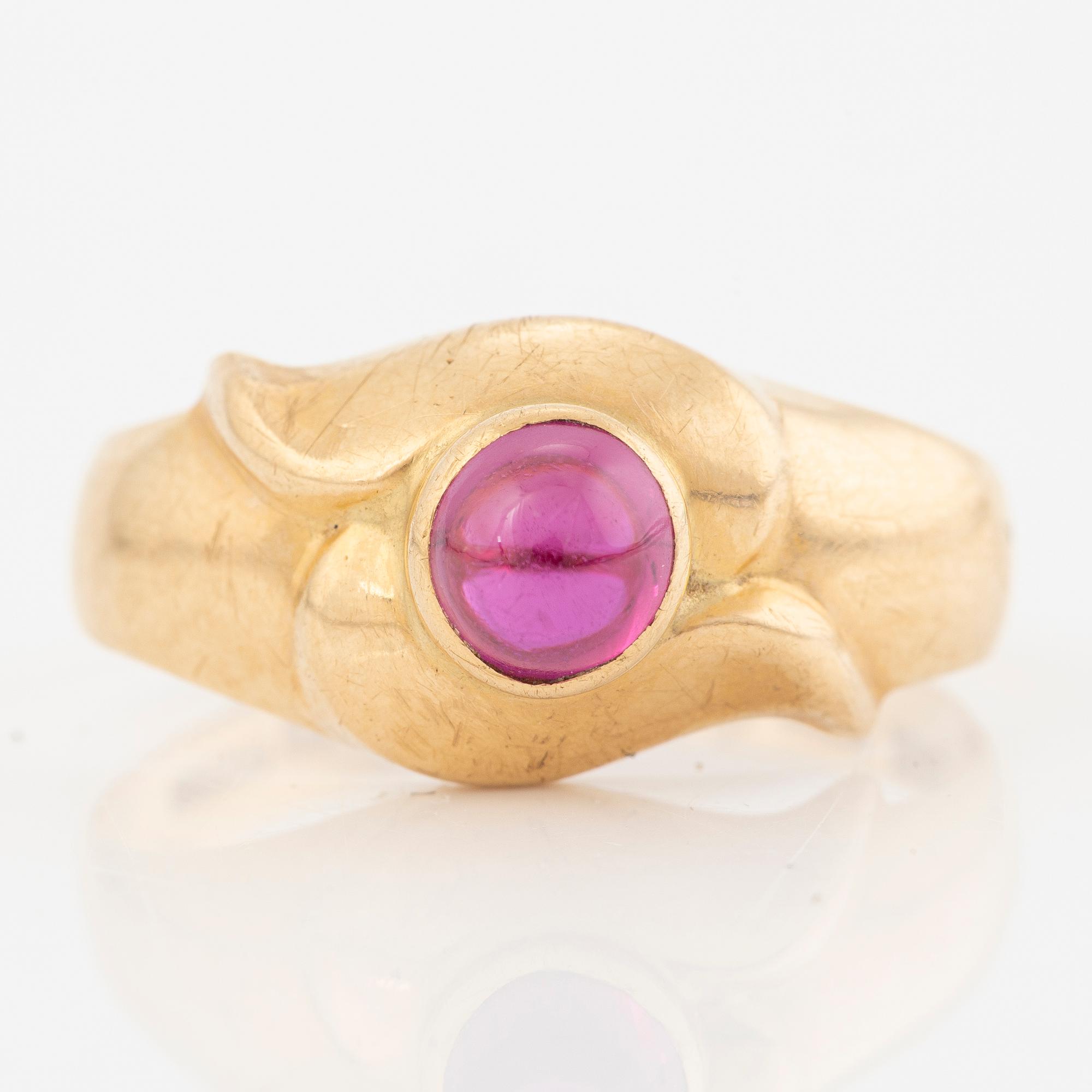 Ring 18K gold with cabochon-cut red synthetic stone.