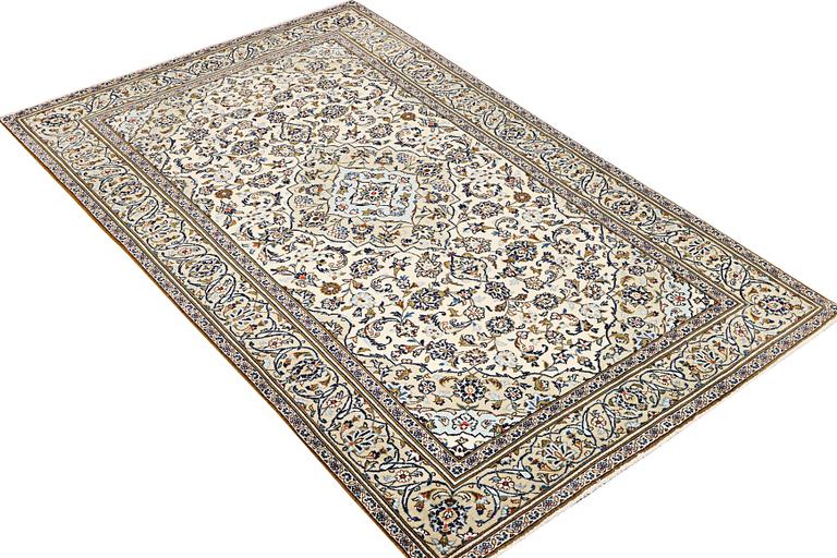 A Kashan carpet, a. 254 x 145 cm.