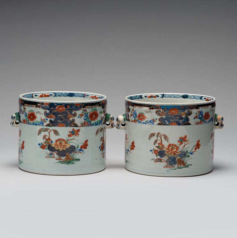 A pair of imari wine coolers, Qing dynasty Kangxi (1662-1722).