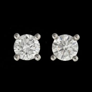 ÖRHÄNGEN, ett par, 18k vitguld med briljantslipade diamanter totalt ca 0,42 ct. Total vikt ca 1,6 gram.