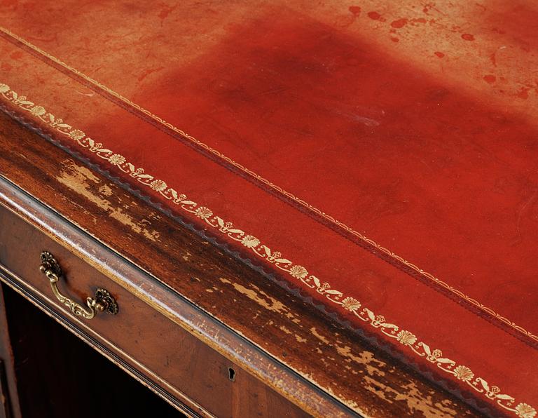 SKRIVBORD, engelsk stil, 1900-talets andra hälft.