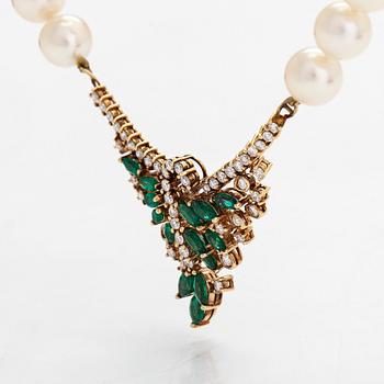 A cultured pearl necklace, pendant in 18K gold with emeralds and brilliant-cut diamonds.