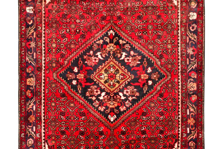A Hamadan carpet, c. 299 x 159 cm.