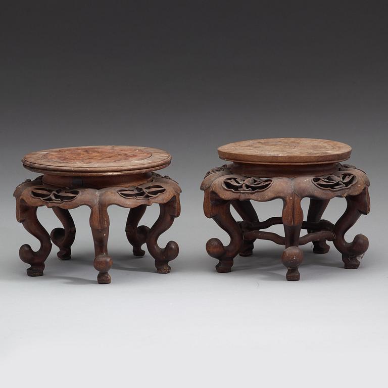 TRÄSTÄLL, två stycken, hardwood. Qingdynastin (1644-1912).