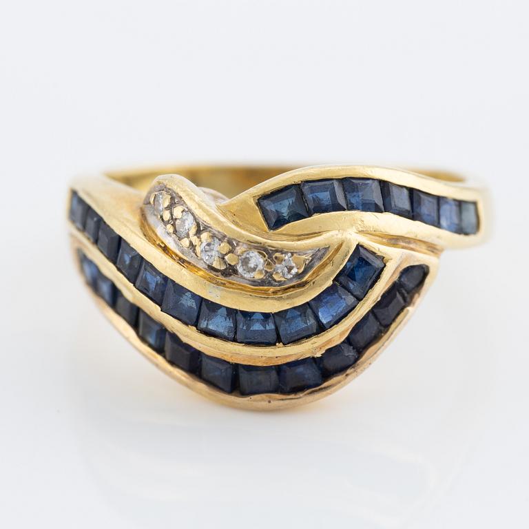 Ring, 18K gold with sapphires and small brilliant-cut diamonds.