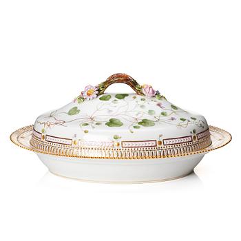 458. A Royal Copenhagen 'Flora Danica' dish with cover, Denmark, 20th Century.