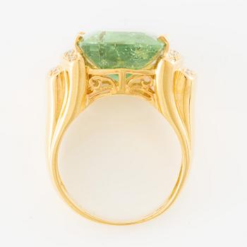 Ring, cocktail ring, 14K gold with green beryl and brilliant-cut diamonds.