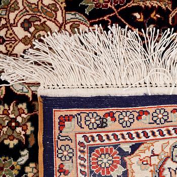 MATTA, Hereke med silke. Ca 156 x 93.