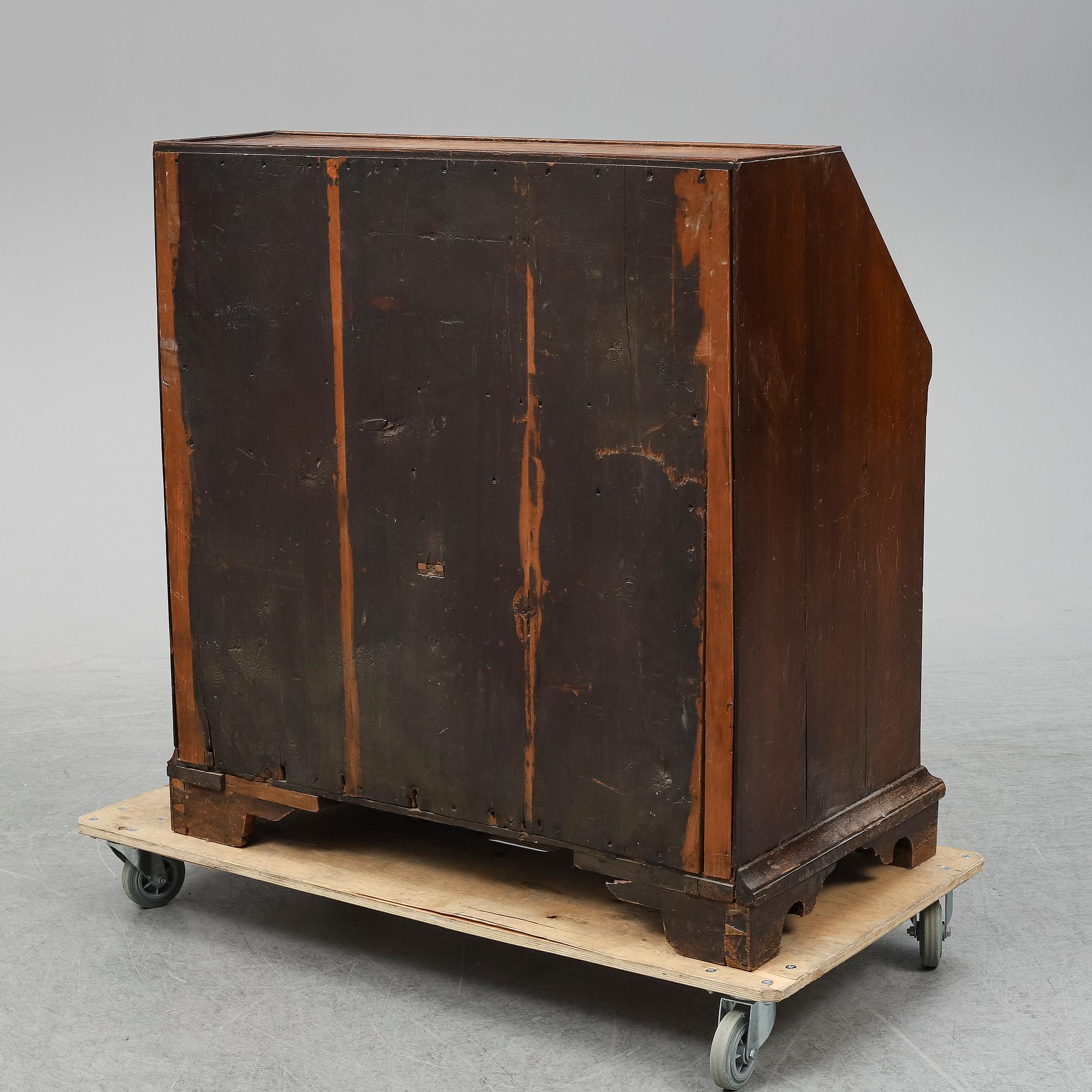 An early 19th century oak secratire.