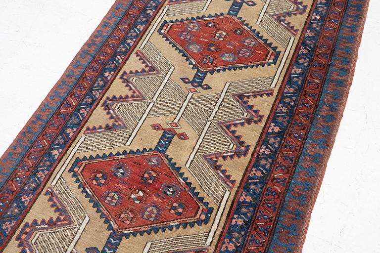 Carpet, gallery carpet, Sarab, approx. 383 x 104 cm.