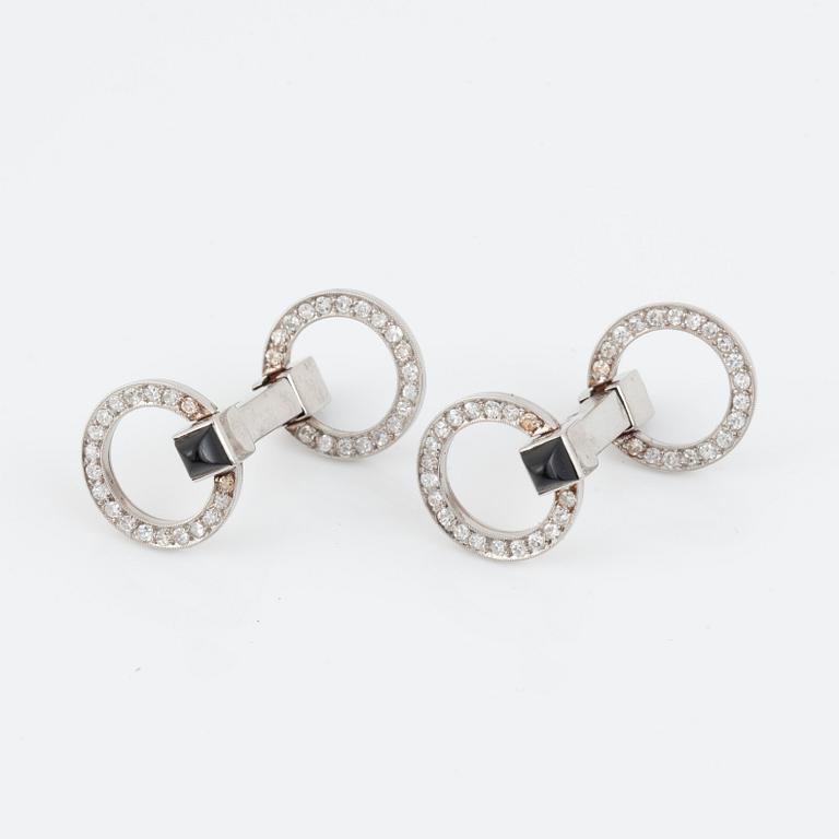 MANCHETTKNAPPAR med briljantslipade diamanter och onyx.