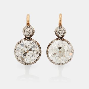 895. A pair of 14K gold earrings set with old-cut diamonds with a total weight of ca 2.50 cts.