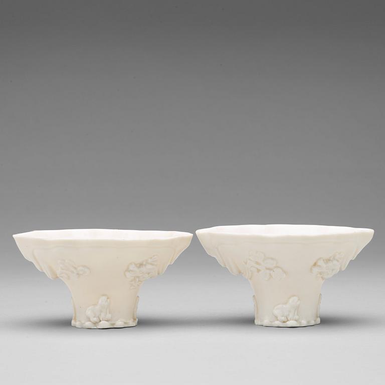 VINOFFERBÄGARE, två stycken, blanc de chine. Qing dynastin, Kangxi (1662-1722).