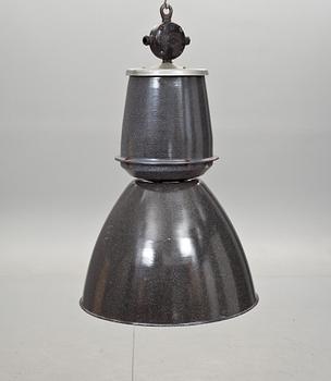 INDUSTRILAMPA. metall. Märkt "ESC" 1900-talets mitt. H 90.