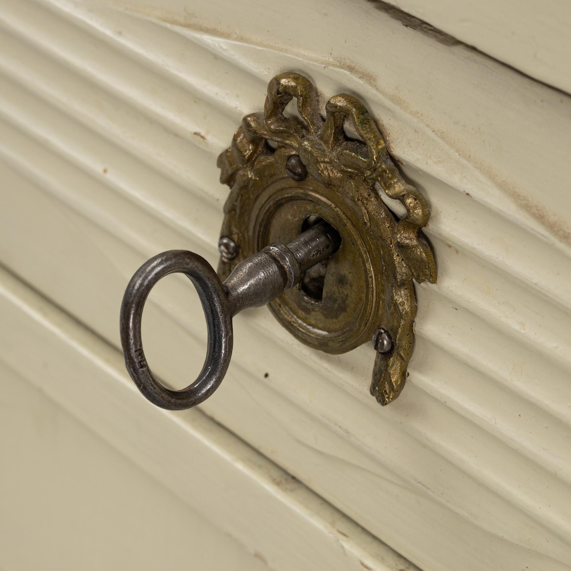 Sideboard, gustaviansk stil, omkring år 1900.