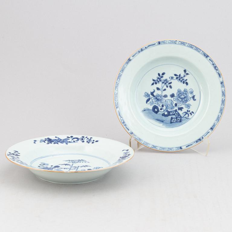 A group of 16 blue and white dishes, Qing dynasty, 18th-19th century.