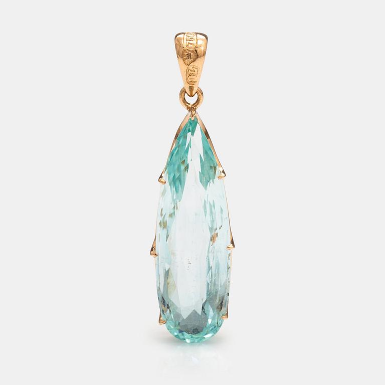 An 18K gold pendant with an aquamarine. Oskar Lindroos, Helsinki 1916.