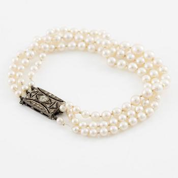 Armband tre rader odlade pärlor.