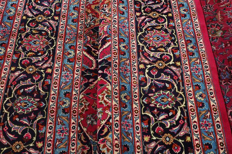 A carpet, Kashan, ca 390 x 300 cm.