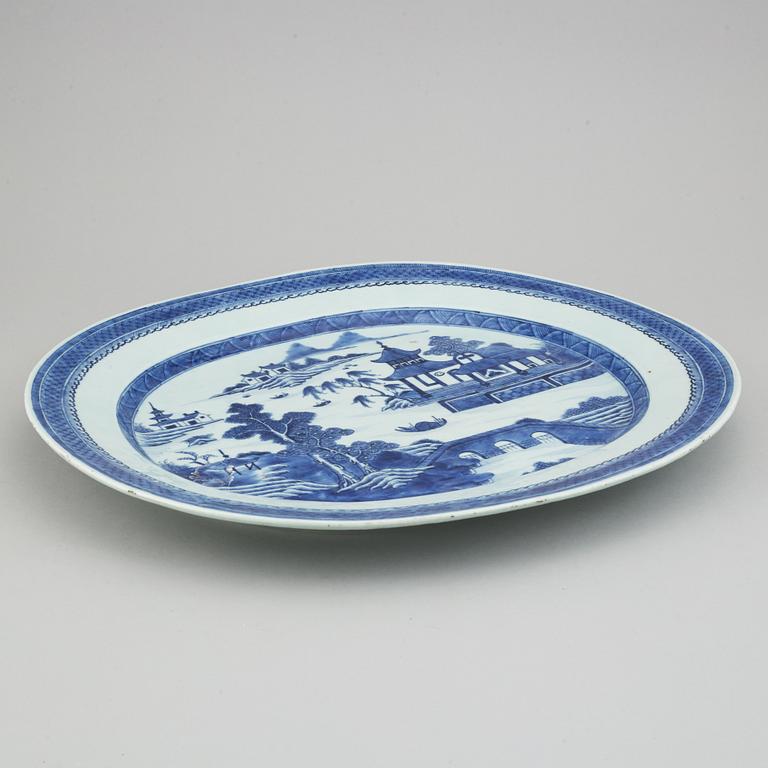 Stekfat, porslin. Qingdynastin, Jiaqing (1796-1820).