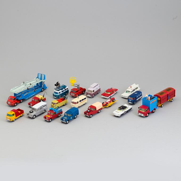 MODELLBILAR, 17 delar, Corgi Toys & Dinky Toys, England, 1960-tal.