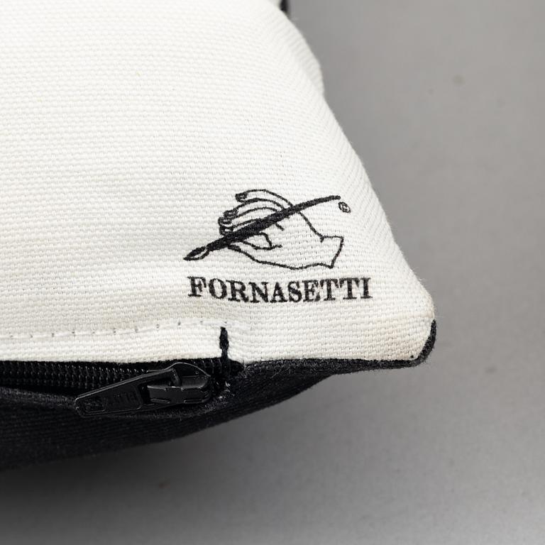 Piero Fornasetti, kuddar, ett par, "Fornasetti", FDD, saluförda av Firma Svenskt Tenn.