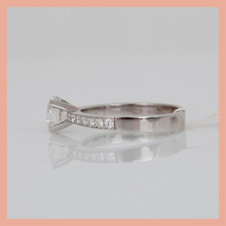 RING, 18K vitguld med briljantslipade diamanter, tot ca 1,27 ct. Total vikt ca 3,63 g.