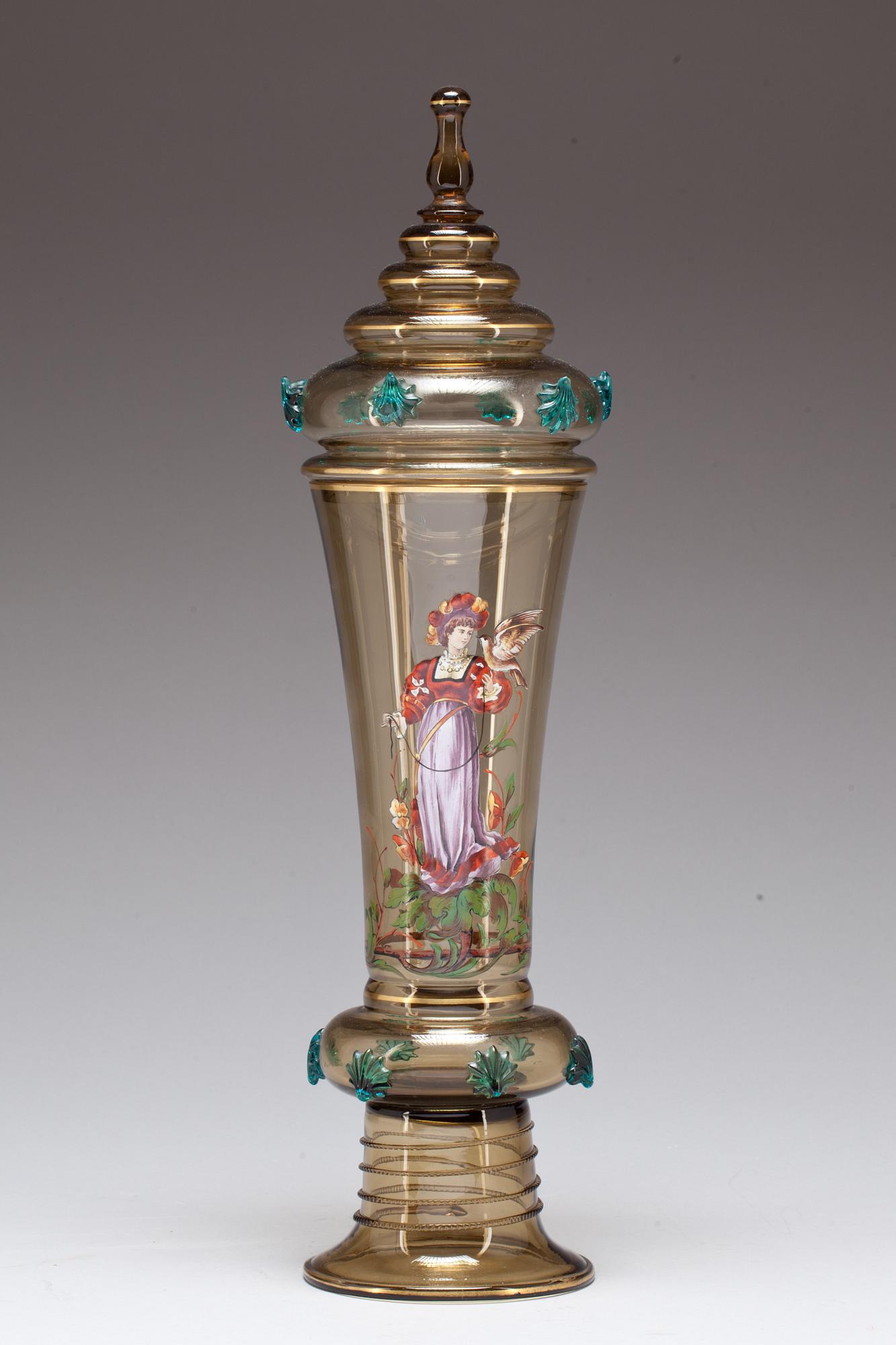 PRAKTPOKAL, glas. Nyrenässansstil. 1900-talets början.
