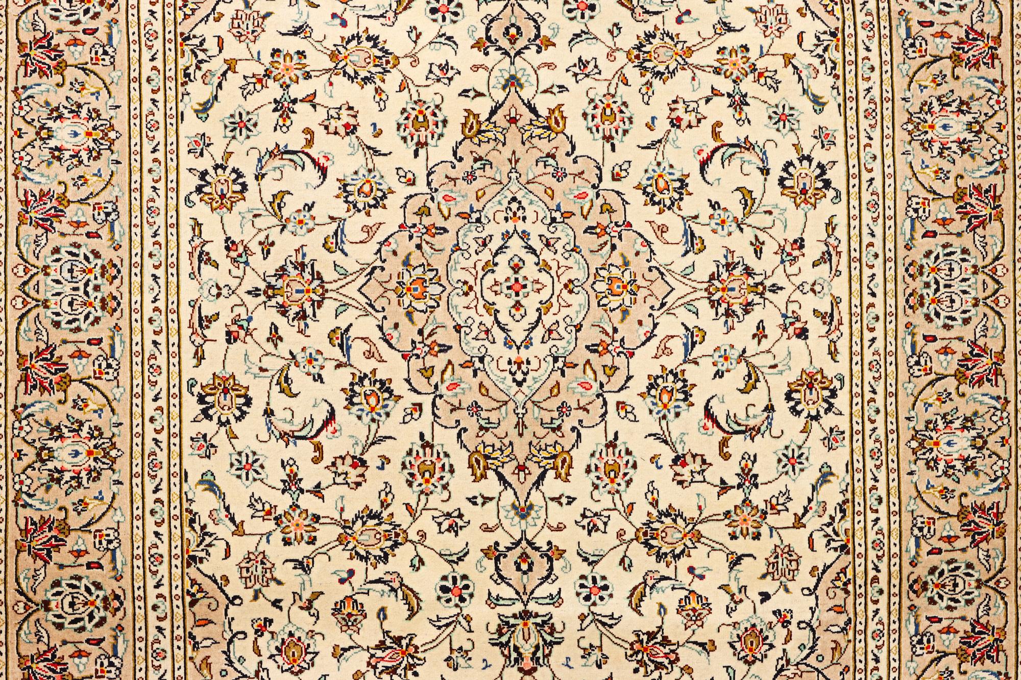A Keshan carpet, c. 295 x 197 cm.