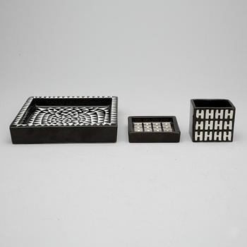 ASKFAT OCH CIGARRETTSTÄLL, 3 delar, "Domino", stengods, Stig Lindberg, Gustavsberg.