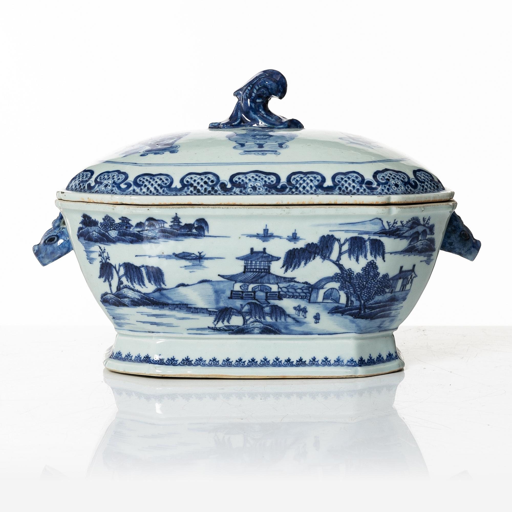 A Chinese export porcelain tureen, Qing dynasty, Qianlong (1736-95).