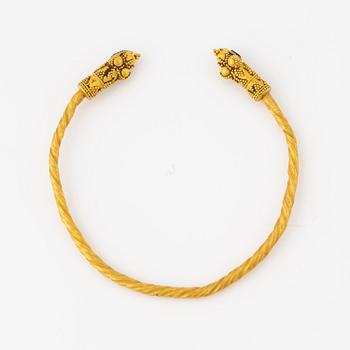 A presumably modern gold bracelet in the Greco-Roman-style.